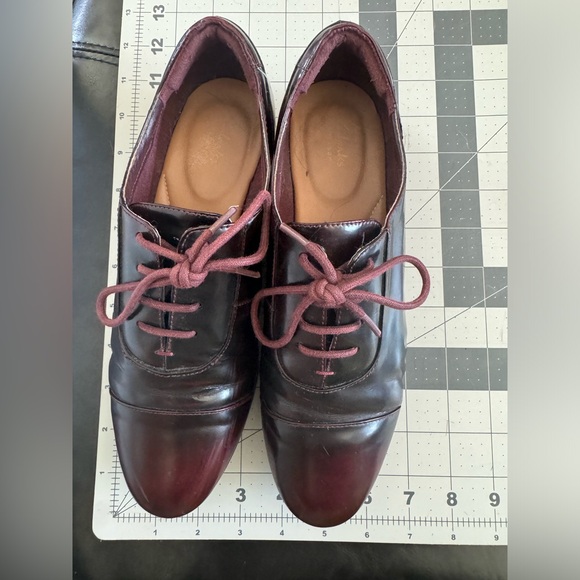 Clark's leather oxfords in burgundy shine size 7.5 - Picture 3 of 6
